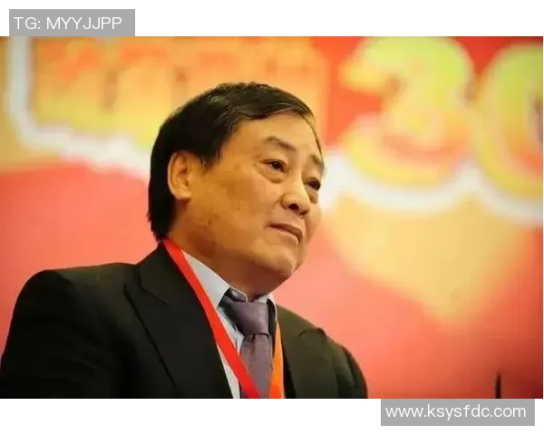 足球传奇之路：从草根到巅峰的奋斗与荣耀