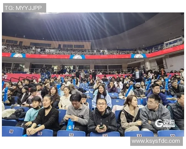足球队员在CBA看球的图片：篮球与足球交融的瞬间